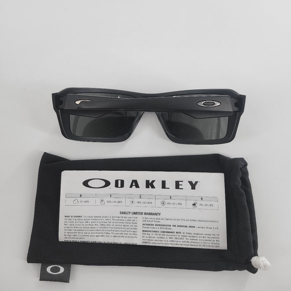 Oakley Sunglasses Black Frame Dark Lenses Sports Performance Eyewear - Picture 3 of 3